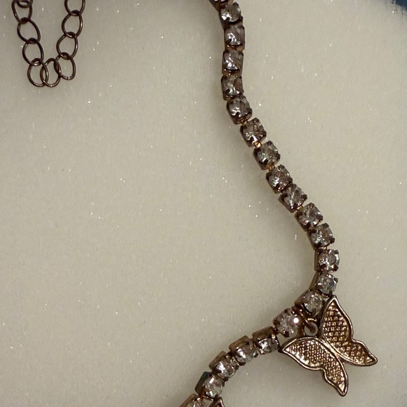Elegant Butterfly Necklace in Gold tone, perfect rhinestone chain - Picture 2 of 6